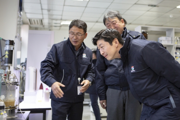 GS칼텍스 허세홍 사장(오른쪽)이 10일 대전 기술연구소를 방문하여 연구설비를 둘러보며 임직원들과 대화를 나누고 있다. [사진=GS칼텍스]
