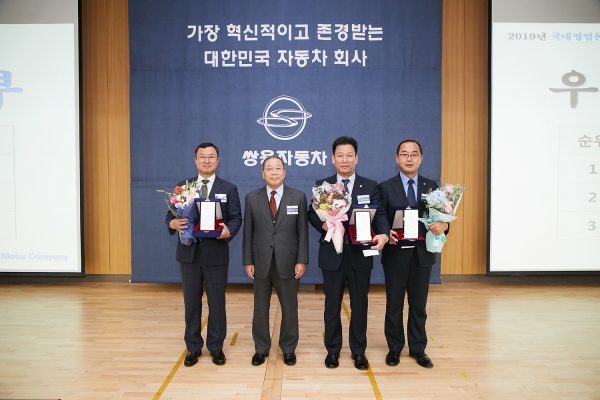쌍용자동차 최종식 대표이사(왼쪽 두 번 째)가 우수 지역본부 수상자들과 기념촬영을 하고 있다 [사진=쌍용자동차]