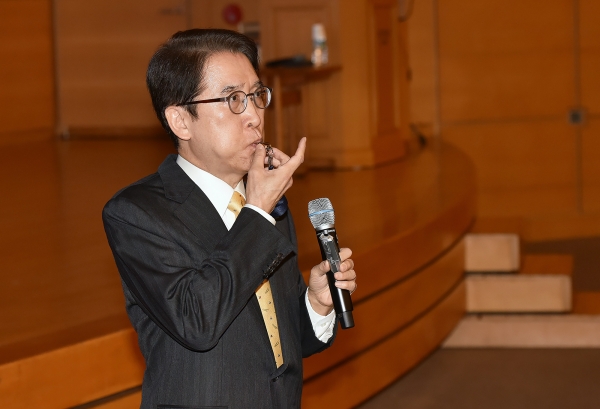 지난 11일 충남 천안 계성원(교보생명 연수원)에서 열린 '2019년 출발전사경영전략회의'에서 신창재 교보생명 회장이 새로운 목표 달성을 위해 힘차게 출발하자는 의미로 호루라기를 불고 있다. [사진=교보생명]