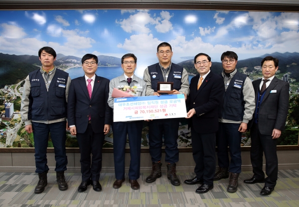 14일 거제시청을 방문한 대우조선해양 지원본부장 최용석 전무(왼쪽에서 세번째), 신태호 노조 수석부지회장(가운데) 등 회사 관계자가 변광용 거제시장(왼쪽에서 두번째)을 만나 성금 전달식을 가졌다 [사진=대우조선해양]