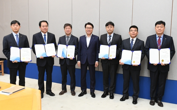 포스코 최정우 회장이 31일 서울 포스코센터에서 기업시민봉사상 첫 수상자들과 함께 기념촬영을 하고 있다. 사진 왼쪽부터 포스코 김병준 리더(해외법인 POSCO-Mexico의 POSAMI 봉사단 대리 수상), 기쁨의 복지재단 하달상 사무처장, 유니테크 이광용 대표이사, 포스코 최정우 회장, 엔투비 장진성 리더, 포스코 정종태 과장 (광양제철소 반딧불전기재능봉사단), 포스코 김응래 과장 (포항제철소 클린오션봉사단)