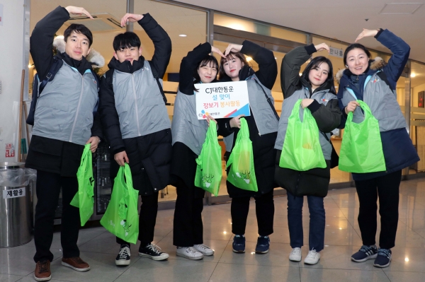 CJ대한통운은 설 명절을 앞둔 지난달 31일 서울시 중구에 위치한 약수시장에서 약수노인종합복지관과 함께 독거어르신들을 위한 ‘설 맞이 장보기 봉사활동’을 실시했다고 밝혔다. CJ대한통운 직원들이 장보기 전에 다 함께 기념촬영을 하고 있다 [사진=CJ대한통운]
