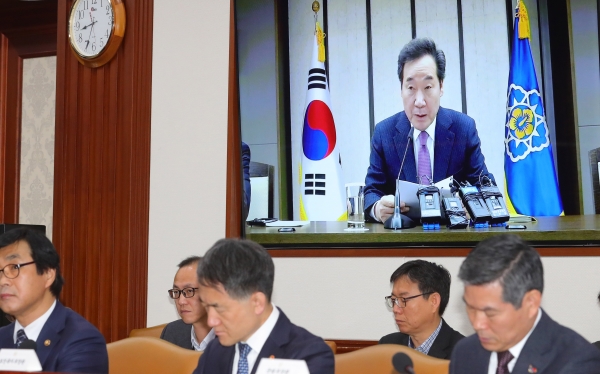 14일 오전 서울 종로구 정부서울청사에서 이낙연 국무총리가 영상회의로 국정현안점검조정회의를 주재하고 있다. [사진=뉴시스]