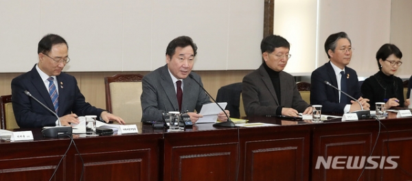 이낙연 국무총리가 15일 오전 서울 종로구 정부서울청사에서 열린 미세먼지특별대책위원회에 참석해 모두발언을 하고 있다 [사진=뉴시스]