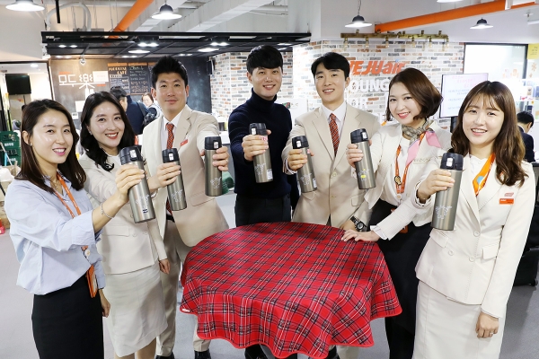 제주항공 임직원들이 제주항공의 장애인 표준사업장인 ‘모두락’카페에서 개인 텀블러를 이용해 음료를 마시고 있다 [사진=제주항공]