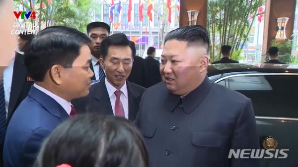 김정은 북한 국무위원장이 26일 숙소인 베트남 하노이 멜리아 호텔에 도착해 호텔 관계자와 대화를 나누고 있다 [사진=뉴시스]