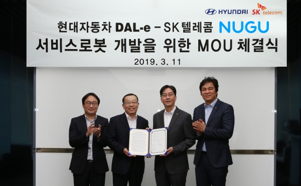 현대자동차와 SK텔레콤은 11일(월) 경기도 화성시 소재 현대자동차 남양연구소에서 ‘서비스 로봇 개발을 위한 양사의 인공지능 플랫폼 간 상호 협력 MOU’를 체결했다고 밝혔다 사진은 왼쪽부터 현대자동차 현동진 로보틱스팀 팀장, 조성환 연구개발본부 부본부장과 SK텔레콤 김윤 AI센터장, 유웅환 SV 이노베이션 센터장 등 현대차와 SK텔레콤 관계자가 참석한 가운데 진행됐다. [사진=현대자동차]