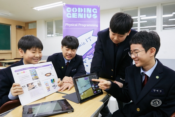 서울시내 한 중학교 학생들이 코딩 기초 교육을 받고 있는 모습 (사진제공-LG CNS)