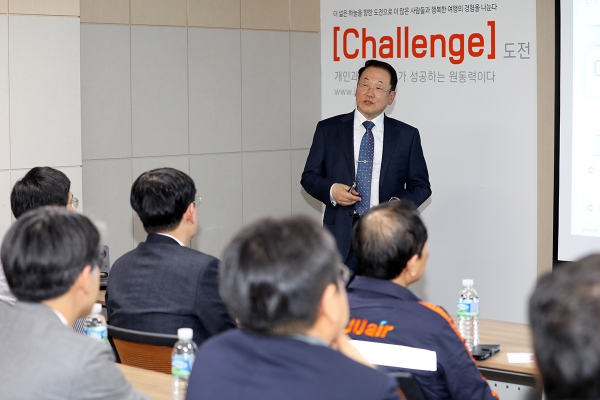 3월13일(수) 오후 강서구 항공지원센터에서 열린 ‘안전경영과 안전문화’ 강의에서 제주항공 이석주 대표이사를 비롯한 임원들이 강의를 듣고 있다 [사진=제주항공]