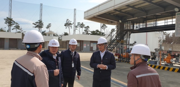 손창완 사장이 양양공항 점검반에 직접 참여한 현장 사진 [사진=한국공항공사]