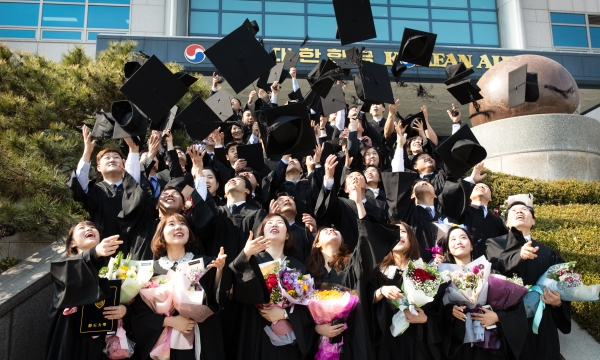 한진그룹 사내 기술대학인 정석대학이 3월 14일 서울 강서구 공항동 소재 대한항공 본사에서 제 18회 학위수여식을 가졌다. 정석대학은 이번 43명의 졸업생을 비롯해 2002년부터 올해까지 총 1,378명의 졸업생을 배출했다. 사진은 대한항공 본사 앞에서 졸업생들이 기념촬영을 하는 모습 [사진=한진그룹]