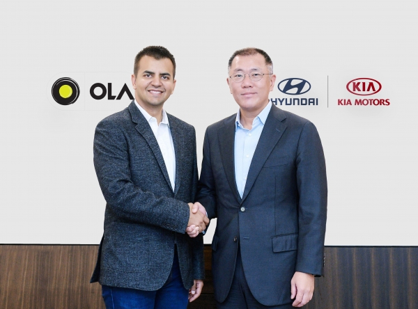 현대·기아자동차가 인도 최대 차량 호출 서비스 기업 올라(Ola)에 역대 최대 규모인 3억 달러 투자를 결정하고, 인도 모빌리티 시장의 핵심 사업자로 위상을 강화한다. 사진은 지난달 말 현대차 양재사옥에서 현대차그룹 정의선 수석부회장과 올라의 바비쉬 아가르왈(Bhavish Aggarwal) CEO가 만나 구체적 협력 방안을 논의한 뒤 기념촬영을 하고 있는 모습 [사진=현대기아차]