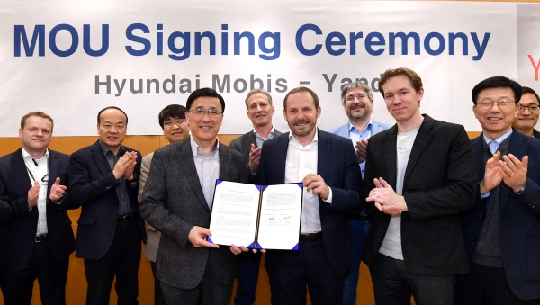 현대모비스와 러시아 최대 ICT업체인 얀덱스가 19일, 경기도 용인의 현대모비스 ICT연구소에서 ‘무인 자율주행 플랫폼 개발’을 위한 MOU를 체결하는 행사를 가졌다. 현대모비스 박정국 사장(가운데 왼쪽)과 얀덱스 아르카디 볼로쥐 사장(가운데 오른쪽)이 양해각서 체결 후 기념촬영을 하고 있다 [사진=현대모비스]