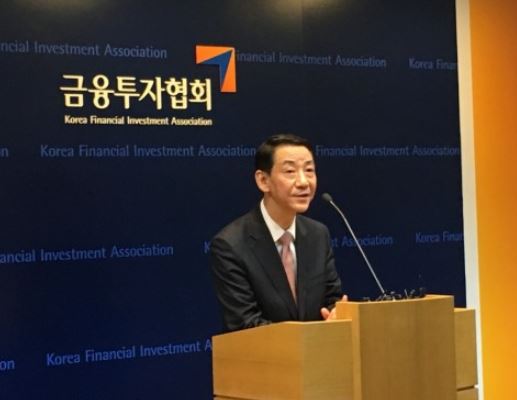 권용원 금융투자협회회장이 21일 오후 3시 30분 정부의 관계부처 합동 ‘혁신금융 추진방안 발표’와 관련해 서울 여의도 금융투자협회에서 긴급브리핑을 열고 발언하고 있다.