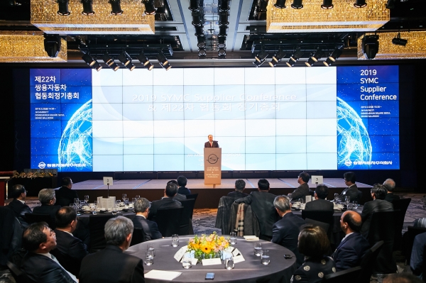 쌍용자동차는 지난 22일 JW 메리어트 동대문 스퀘어 서울에서 부품협력사와의 상생 협력 및 동반 성장, 사업비전 공유 등을 위해 2019년 쌍용자동차 부품협력사 콘퍼런스를 개최했다. 콘퍼런스에는 200여 개 부품협력사 대표들이 참석했으며, 협동회 정기총회, 쌍용자동차 사업설명회, 우수 협력사 시상 등으로 나뉘어 진행됐다. 쌍용자동차 최종식 대표이사가 인사말을 건네고 있다 [사진=쌍용자동차]