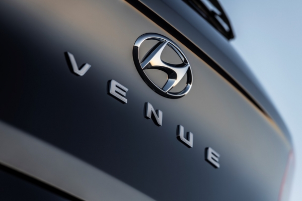 현대자동차 엔트리 SUV ‘베뉴(VENUE)’ 엠블럼 [사진=현대자동차]