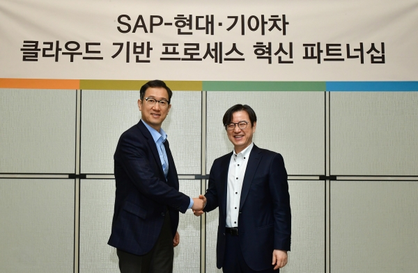 (왼쪽부터) 서정식 현대·기아차 ICT본부장과 이성열 SAP 코리아 대표가 악수하고 있는 모습 [사진=현대기아차]