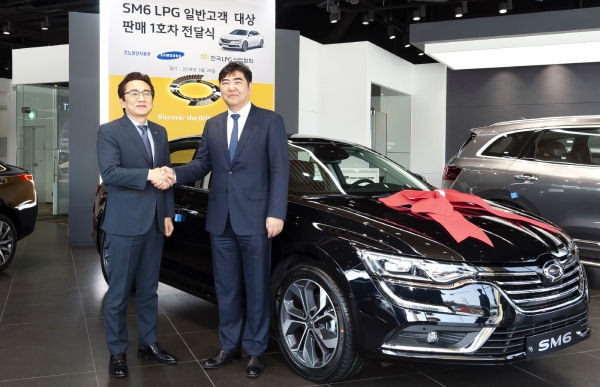 르노삼성자동차의 SM6 2.0 LPe가 LPG 자동차 일반판매 허용 이후 국내 1호 일반판매 모델로 이름을 올렸다. 일반판매 1호 LPG 모델 ‘SM6 2.0 LPe’를 구매한 주인공은 이상범 한국LPG산업협회 회장(첨부사진 오른쪽)으로, 26일 서울 강남구 르노삼성자동차 수서대리점에서 LPG 일반판매 1호차 전달식을 진행했다. [사진=르노삼성자동차]