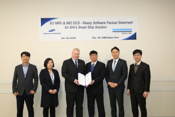 인증식 후 삼성중공업 선박해양연구센터 김현조 센터장(왼쪽 4번째), DNV-GL선급 한국-일본 총괄 책임자 Vidar Dolonen (왼쪽 3번째) 등 두 회사 임직원이 기념 촬영을 하고 있는 모습 [사진=삼성중공업]