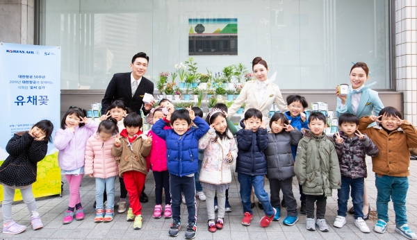대한항공이 식목일을 앞두고 4월 3일 오전 서울 중구 서소문 사옥 앞에서 누구나 쉽게 재배할 수 있는 DIY(Do It Yourself)형 ‘유채꽃’ 재배 키트(Kit)를 고객과 시민들에게 나눠주는 행사를 가졌다. 사진은 4월 3일 오전 서울시 중구 대한항공 서소문 사옥에서 대한항공 객실승무원들이 어린이들에게 ‘유채꽃’ 재배 키트를 나눠주고 있는 모습. 대한항공은 4월 5일 식목일 당일에는 김포, 제주, 부산, 광주 등 전국 12개 공항 탑승수속 카운터에서 대한항공 국내선 이용 고객들에게 ‘유채꽃’재배 키트를 선착순으로 증정할 계획이다 [사진=대한항공]