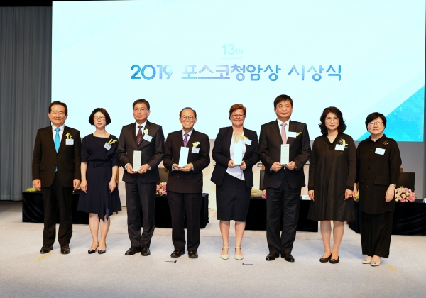 쪽부터 정세균 국회의원(전 국회의장), 천정희 서울대 교수 부부, 이흥훈 여명학교 교장, 클라우디아 터너(Claudia Turner) 앙코르어린이병원 CEO, 임태원 현대자동차 미래혁신기술센터장 부부, 김선욱 포스코청암재단 이사장 [사진=포스코]