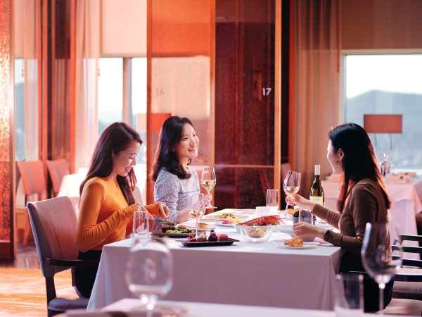삼성동 그랜드 인터컨티넨탈 서울 파르나스 34층에 위치한 프렌치 레스토랑 ‘테이블 34’에서는 올해 30주년을 기념하며 고객 감사의 의미를 담아, 4월부터 6월까지 매주 월요일 점심에 여성고객 3인 이상이 방문 시 모든 메뉴의 34%를 할인해주는 '레이디스 먼데이(Ladies’ Monday)' 프로모션을 진행한다고 밝혔다 [사진=그랜드인터컨티넨탈]