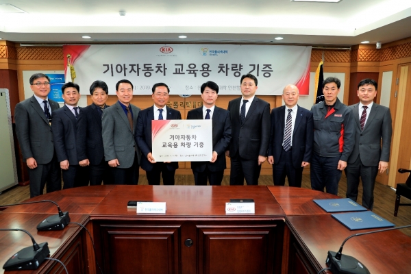 기아자동차㈜는 지난 11일 한국폴리텍대학 인천캠퍼스(인천광역시 소재)에서 기아자동차 박원용 인천서비스센터장(사진 가운데 오른쪽), 한국폴리텍대학 김월용 학장(사진 가운데 왼쪽) 등 기아차와 폴리텍대학 관계자들이 참석한 가운데 교육용 차량 기증식을 가졌다 [사진=기아자동차]