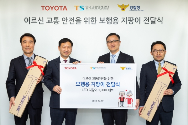 (왼쪽부터) 김임기 한국교통안전공단 서울지역본부장, 김종현 한국교통안전공단 교통안전본부장, 타케무라 노부유키 한국토요타자동차 사장, 나카시마 타카히로 한국토요타자동차 상무 사진=한국토요타자동차]