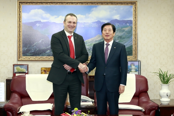 르노삼성자동차 도미닉 시뇨라 사장(왼쪽)이 23일 오전 부산상공회의소를 방문해 허용도 부산상공회의소 회장(오른쪽)과 만나 고객 신뢰 회복과 내수 판매 증진을 위한 경영활동을 부산공장 상황과는 별개로 더 적극적으로 펼쳐갈 것임을 밝혔다 [사진=르노삼성자동차]