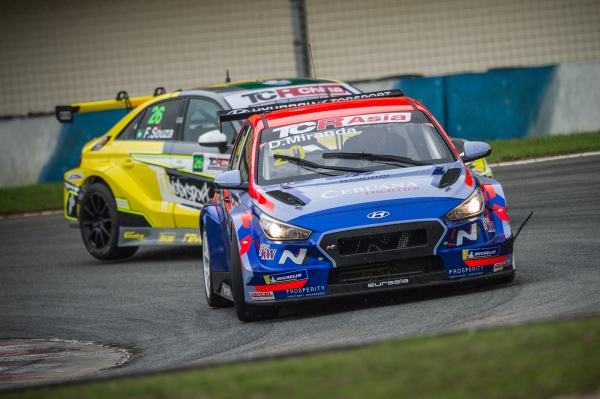 앞쪽 i30 N TCR(다니엘 미란다·유라시아 모터스포트), 뒤쪽 아우디 RS3 LMS TCR(필리페 쏘자·T.A 모터스포트) [사진=현대자동차]