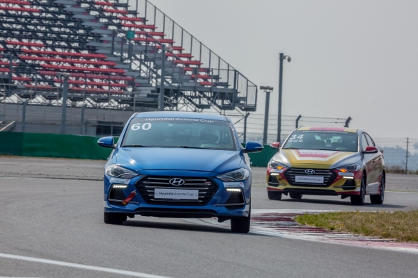 현대자동차(주)는 올해 처음 개최되는 ‘벨로스터 N컵(VELOSTER N Cup)’과 기존 '아반떼컵 마스터즈 레이스(AVANTE Cup Masters Race)'를 결합해 '현대 N 페스티벌(Hyundai N Festival)'이라는 이름으로 국내 최대 규모의 원메이크 레이스 대회를 출범한다고 밝혔다. 사진은 지난 3월 31일 영암 국제자동차경주장에서 개최된 '현대 N 페스티벌 예선라운드'에서 트랙 위를 달리고 있는 벨로스터 N과 아반떼의 모습. [사진=현대자동차]