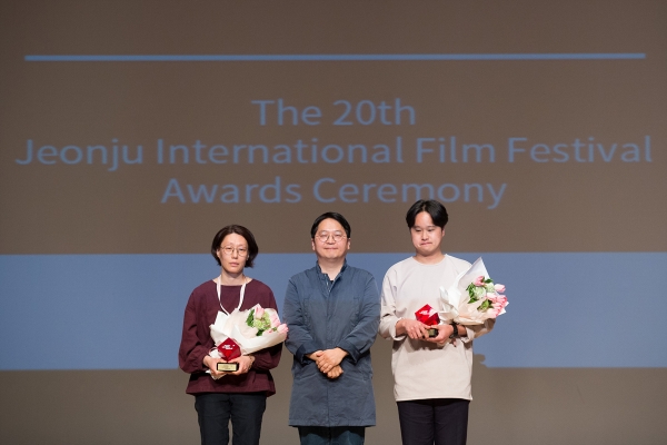 (왼쪽부터) 정다운 감독, CGV 아트하우스 최승호 팀장, 정승오 감독 [사진=CGV]