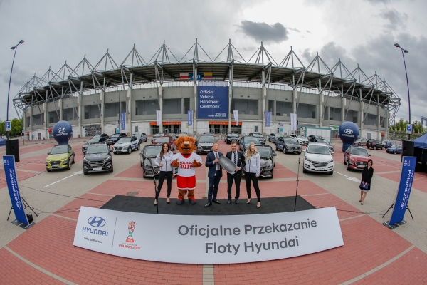 13일(현지시간) 열린 ‘FIFA U-20 월드컵 폴란드 2019’ 공식 차량 전달식에서 세바스찬 시보롭스키(Sebatian Cyborowski) 현대차 폴란드법인 매니징 디렉터(Managing Director)(사진 가운데 좌측)가 제롬 마테우치(Jerome Matteucci) FIFA 후원사 마케팅 총괄 (Head of Marketing Rights Delivery)과 모형키를 전달하는 모습 [사진=현대자동차]