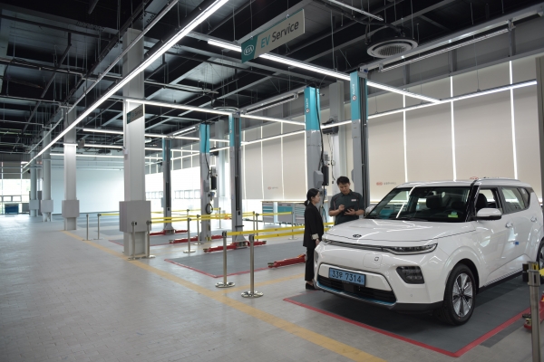 기아자동차(주)는 니로 EV, 쏘울 부스터 EV 등 전기차 출시에 발맞춰 전기차 고객의 차량 점검 용이성을 높이고 작업 편의성을 확보하기 위해 서비스 협력사 오토큐에 전기차 정비 작업장 ‘EV 워크베이(EV Workbay)’를 설치했다고 19일(일) 밝혔다 [사진=기아자동차]