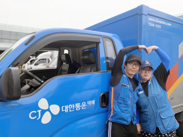 CJ대한통운은 부부의 날(5월 21일)을 맞아 전국 1만 8천여 명 택배기사들의 배송 형태를 분석한 결과 2310명(1155쌍)이 부부 단위로 활동하는 것으로 나타났다고 밝혔다. 서울시 마포구 아현동에서 부부로 택배일을 하고 있는 남편 손석봉(왼쪽)씨와 아내 박애란씨 [사진=CJ대한통운]