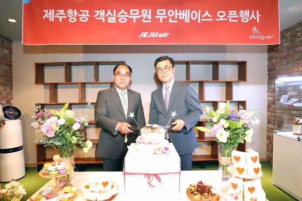 정상국(왼쪽) 한국공항공사 무안지사장과 김용태(오른쪽) 제주항공 객실본부장이 23일 오후 무안국제공항 제주항공 승무원라운지에서 무안베이스 오픈 축하케이크를 자르고 있다 [사진=제주항공]