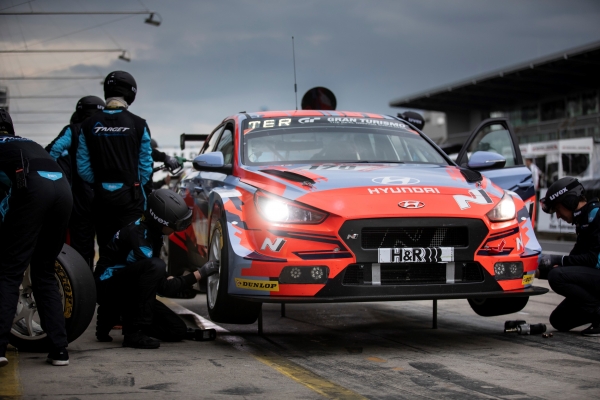 독일 뉘르부르크링 서킷 피트(Pit)에서 ‘현대모터스포츠N팀(Hyundai Motorsports N Team)’ 정비팀이 차량을 정비하는 모습 [사진=현대자동차]