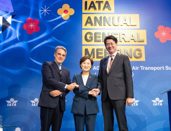 총회 의장을 맡게 된 조원태 한진그룹 회장(오른쪽)이 알렉산드르 드 주니악 IATA 사무총장(왼쪽), 김현미 국토교통부 장관(가운데)과 기념촬영을 하고 있는 모습 [사진=대한항공]