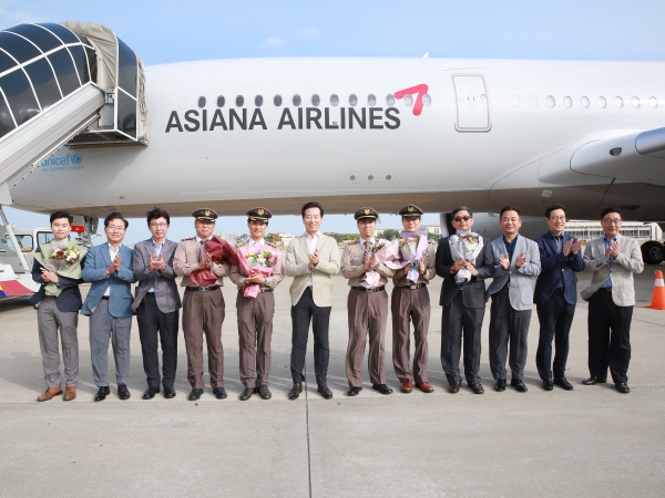 아시아나항공이 6월 19일(수) 오후 인천국제공항에서 한창수 사장(왼쪽 여섯번째)을 비롯한 임직원들이 참석한 가운데 안전과 번영을 기념하는 A350 9호기 도입식 행사를 실시했다 [사진=아시아나항공]
