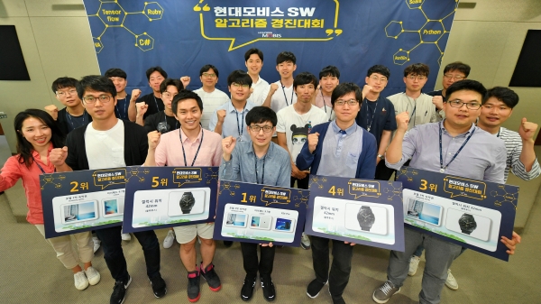지난 25일 경기도 용인 현대모비스 기술연구소에 위치한 모비스 소프트웨어 아카데미에서 개최된 ‘SW 알고리즘 경진대회’ 결선에 참가한 연구원들이 주어진 과제를 해결하기 위해 코딩작업을 수행하고 있다 [사진=현대모비스]