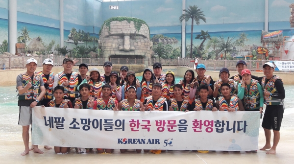 대한항공 사내봉사단은 지난 6월 26일부터 27일까지 네팔 ‘소망의 집’ 청소년들과 함께 부산 관광을 했다. ‘소망의 집’은 대한항공이 6년째 봉사를 이어 오는 곳으로, 지난 5월 네팔 현지를 방문하여 놀이시설 기증 및 의약품을 전달하기도 했다. 사진은 대한항공 사내봉사단 ‘사랑나눔회’ 단원들과 네팔 ‘소망의 집’ 청소년들이 워터파크에서 기념촬영을 하는 모습 [사진=대한항공]