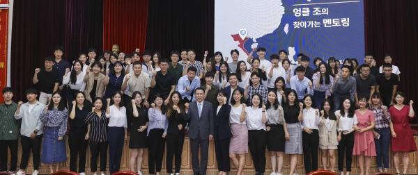 조용병 신한희망재단 이사장(앞줄 가운데)이 3일 베트남 하노이 인문사회과학대학교에서 ‘도전하는 청년에게 미래가 있다’는 주제로 ‘찾아가는 멘토링 In Vietnam’ 특강을 실시한 이후 기념 촬영을 하고 있다.