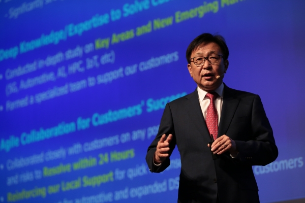 정은승 삼성전자 파운드리사업부 사장이 '삼성파운드리 포럼 2019 코리아'에서 기조 연설을 하고 있다.