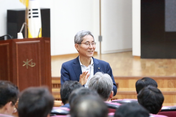KB국민은행 일산연수원에서 개최한 '2019 년 하반기 그룹 경영진 워크숍'에서 윤종규 KB금융 회장이 각 계열사 대표이사 및 임원 등을 대상으로 강연을 하고 있다.