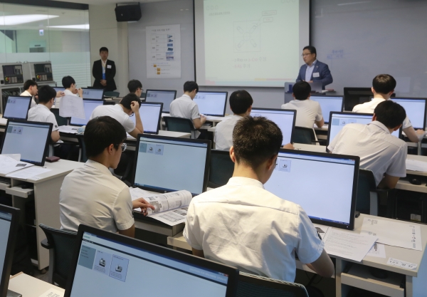 지난해 7월 경상남도 창원시 성산구 현대위아 기술지원센터에서 열린 ‘제5회 현대위아-지멘스 스마트 NC 경진대회’에서 참가 학생들이 공작기계 NC 프로그래밍을 하고 있다 [사진=현대위아]
