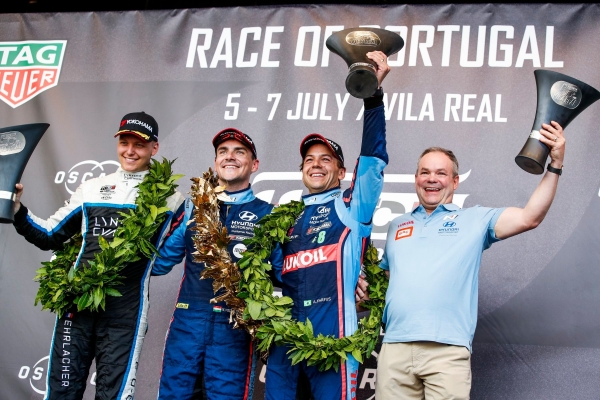 현대차 ‘i30 N TCR’ 드라이버가 ‘2019 WTCR’ 첫 번째 레이스에서 1, 3등을 동시에 석권한 후, 포디움에서 세레모니를 하는 모습 [사진=현대자동차]