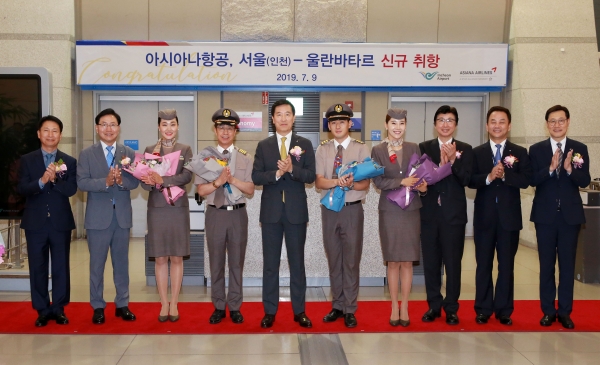 9일(화) 인천국제공항 제1여객터미널에서 열린 아시아나항공 울란바타르 취항식에 참석한 한창수 아시아나항공 사장(왼쪽 다섯번째)과 임직원들이 기념촬영을 하고 있다 [사진=아시아나항공]