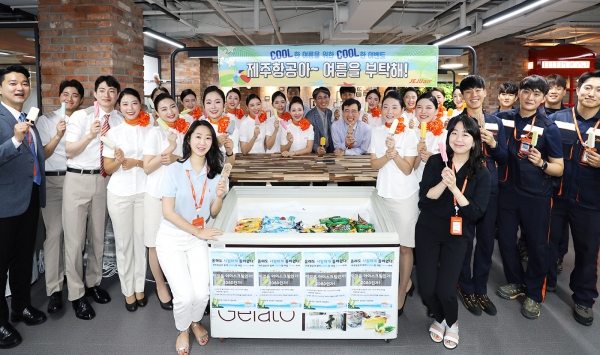 제주항공 스마트워크 오피스에서 이석주 대표이사, 김재천 경영본부장과 객실승무원, 정비사 등 임직원들이 ‘초복맞이’ 아이스크림을 먹으며 여름더위를 식히고 있다. 제주항공은 매년 여름 직원들의 시원한 여름나기를 위해 공항 현장을 비롯한 사무실 곳곳에 대형냉장고를 설치해 8월말까지 다양한 종류의 아이스크림을 마음껏 즐길 수 있도록 하고 있다 [사진=제주항공]