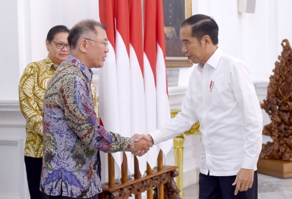 현대차그룹 정의선 수석부회장이 인도네시아 조코 위도도(Joko Widodo) 대통령과 25일 자카르타 대통령궁에서 면담하고 상호 협력 방안에 대해 논의했다.  현대차그룹 정의선 수석부회장(사진 왼쪽)과 인도네시아 조코 위도도 대통령이 악수를 나누고 있다 [사진=현대자동차]