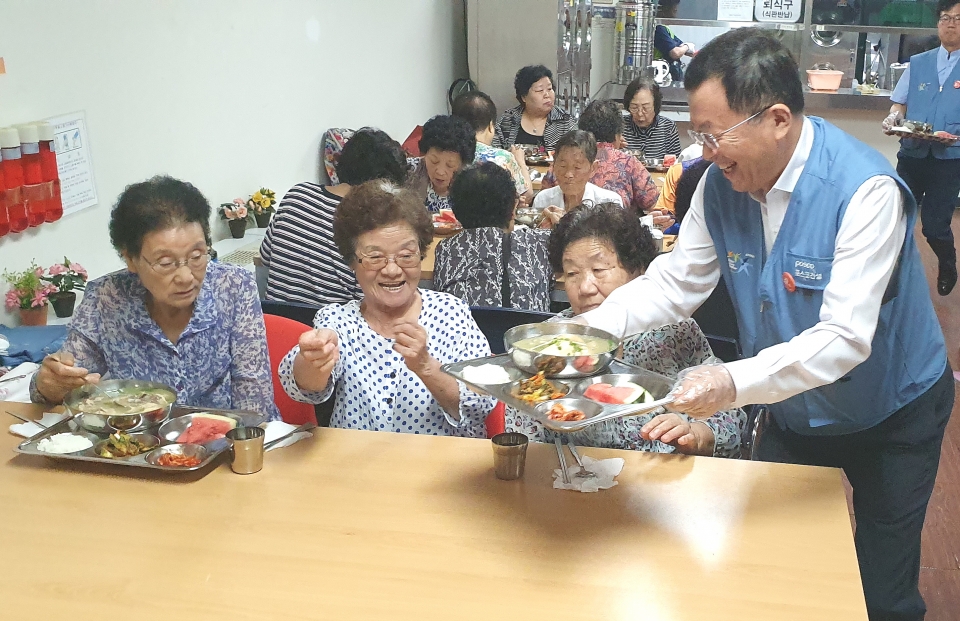 삼계탕 나눔 봉사활동 모습 [사진제공-포스코건설]